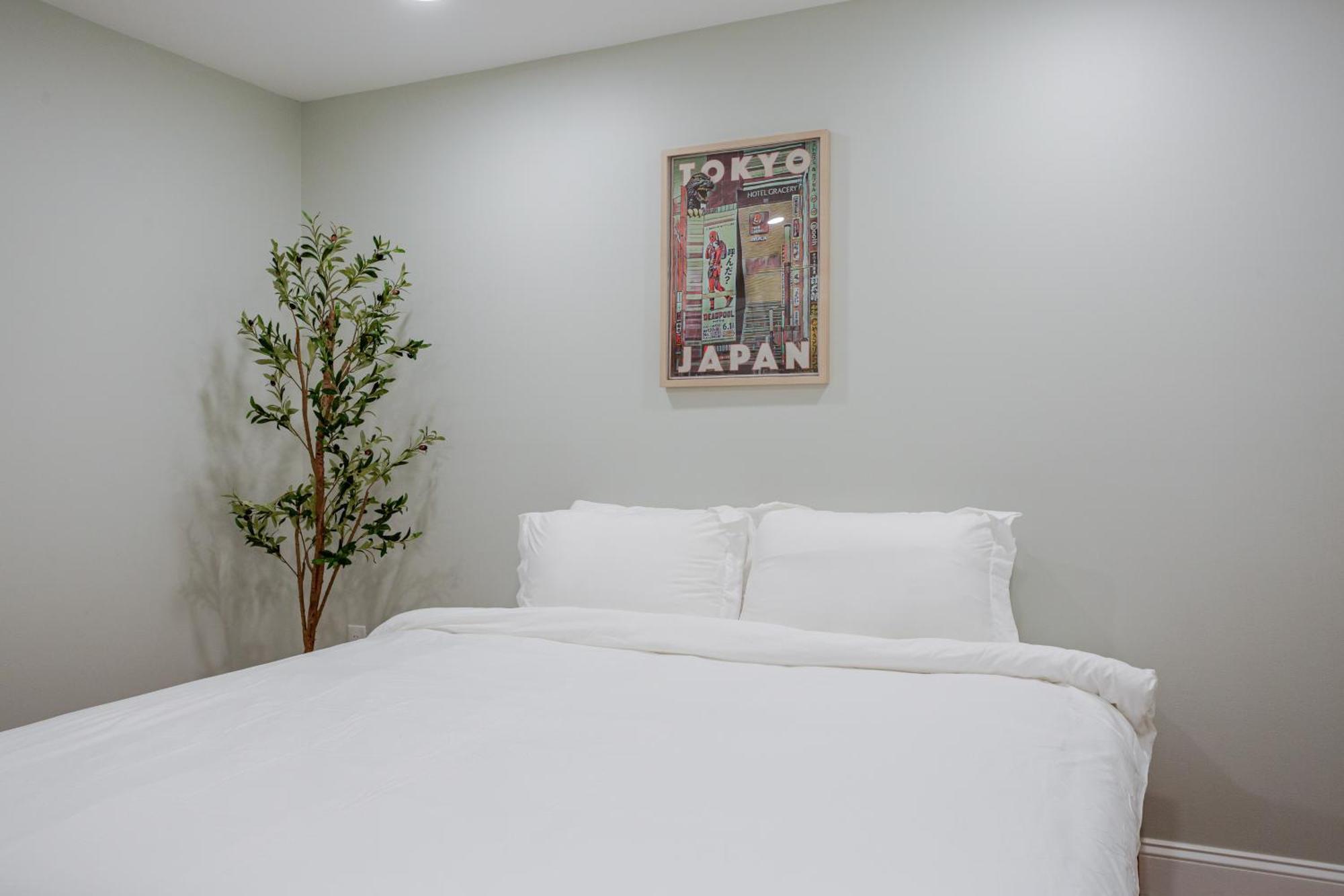 Stylish In Center City, French-japanese & Minimalist Vibes *
