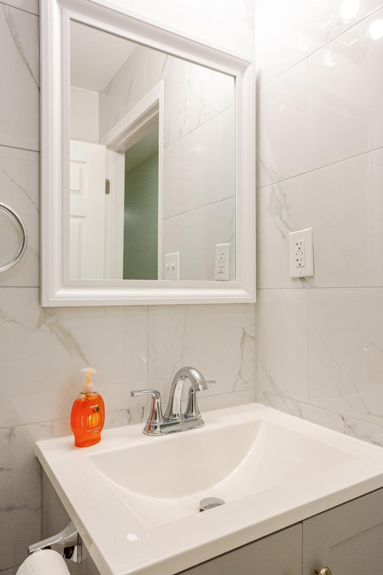 Stylish In Center City, French-japanese & Minimalist Vibes